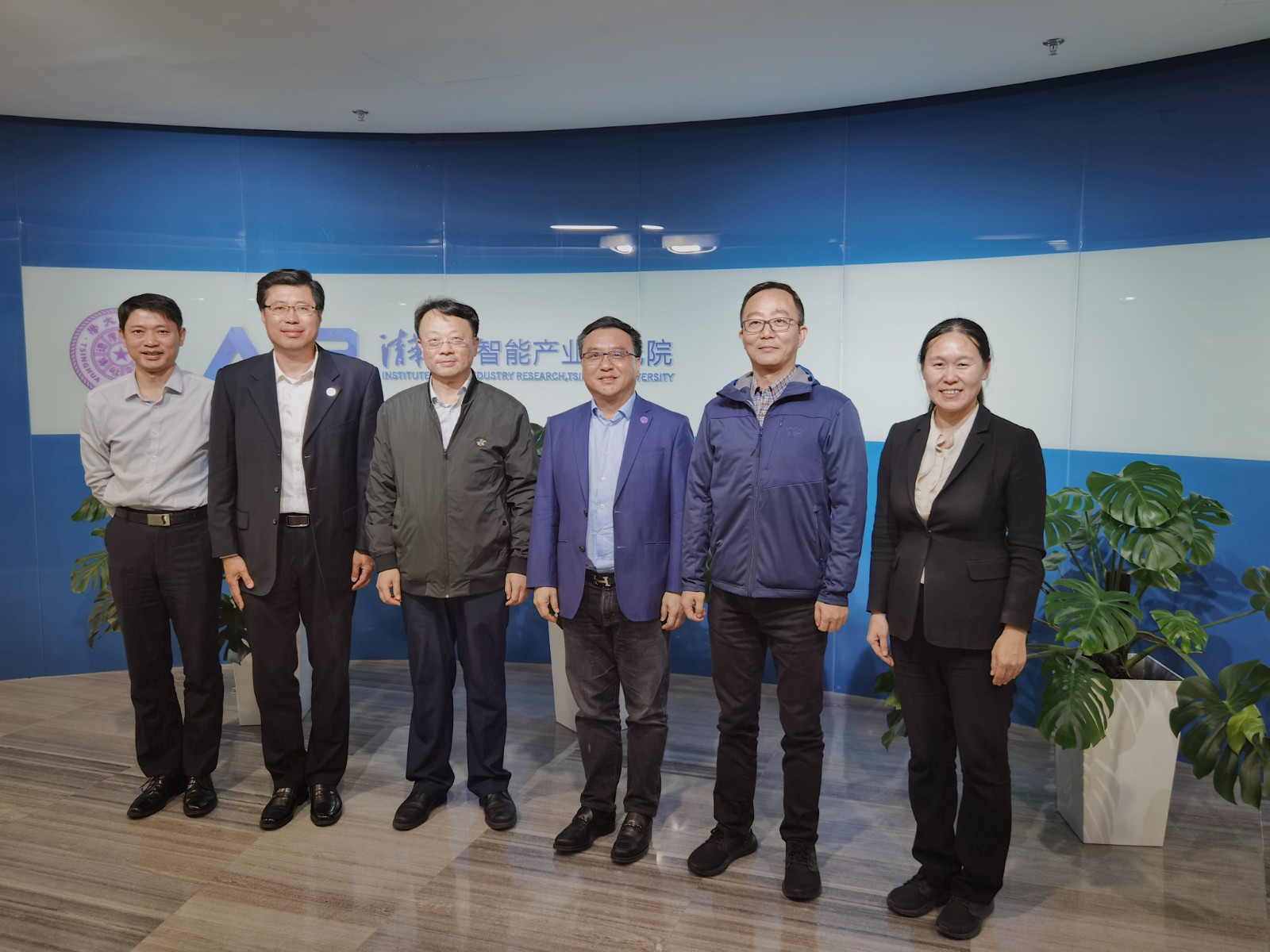 20211012-常务副校长王希勤调研亚星百家乐
-程俐嘉-王希勤一行调研合影-.jpg